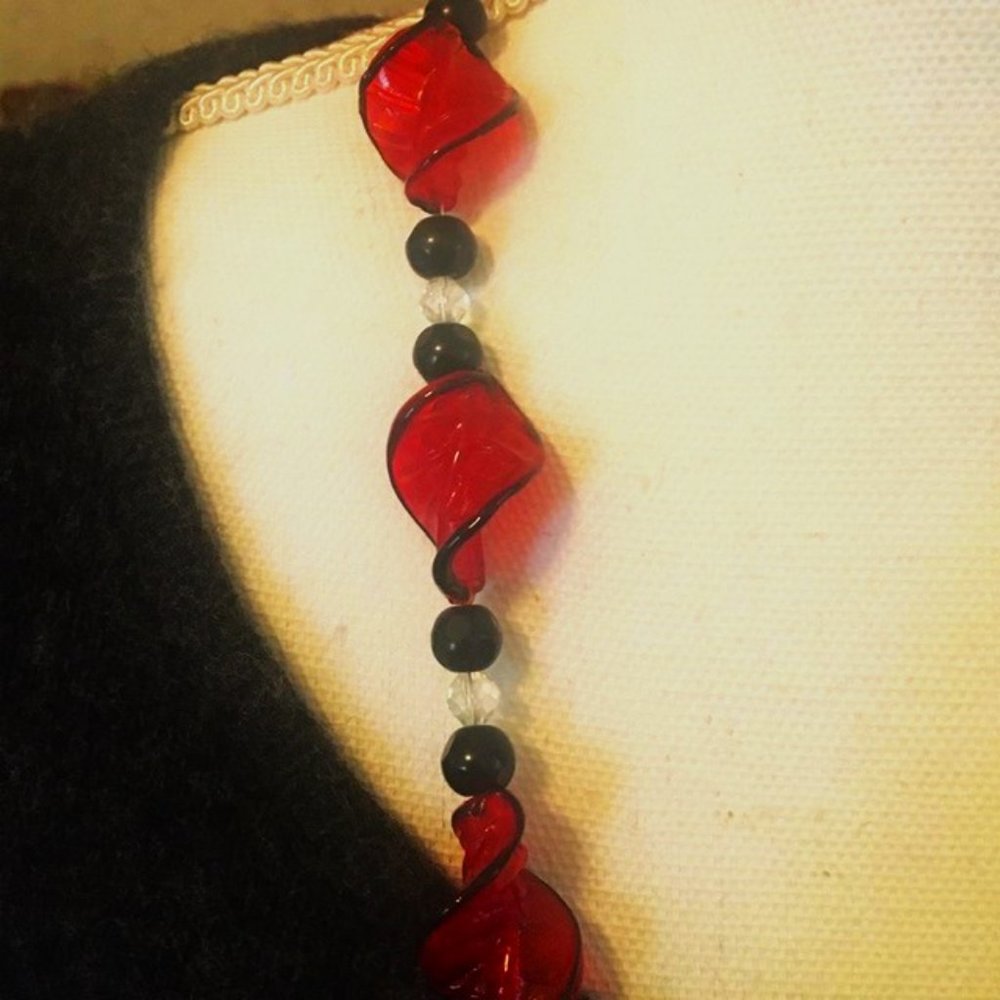 Hand Blown & Molded Cherry Red & Black-Edged "Baby Twist" Glass Bead Necklace